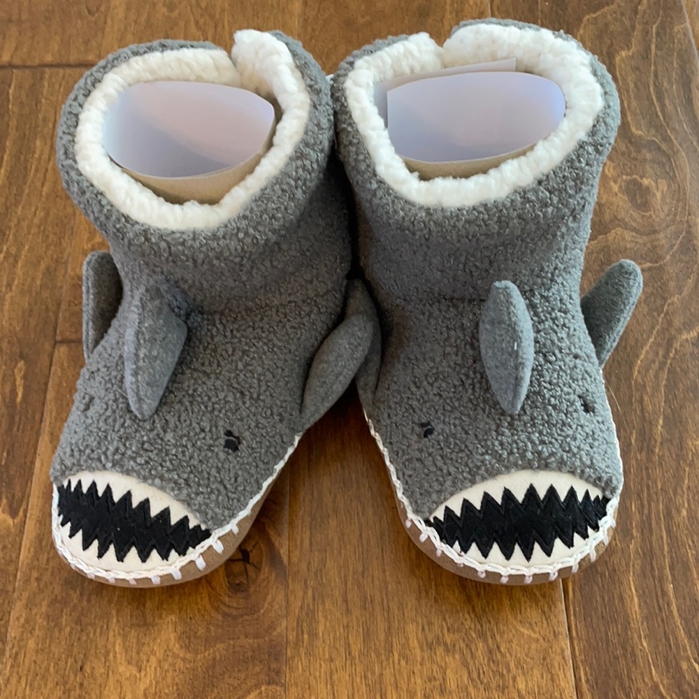 BNWT hannna Andersson stuffed shark slippers sz 2